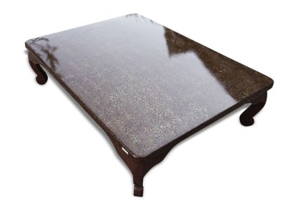 null Table basse en bois laqué rouge, dit laque Wakasa, le plateau à décor vermiculé...
