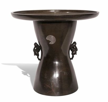  Usubata (vase à ikebana) en bronze, le corps de forme cintrée incrusté d'un décor...
