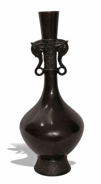 Petit vase bouteille à long col, en bronze...