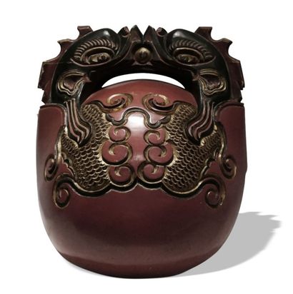 null Mokugyo ou cloche bouddhique en bois laqué rouge, vert et or à décor de deux...