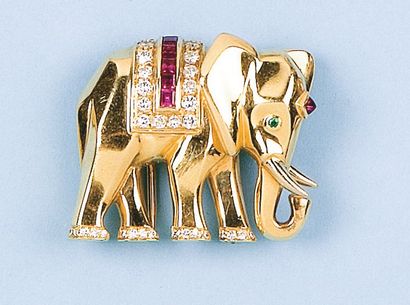 CARTIER Broche "Elephant" en or jaune ornée d'un motif serti de diamants et de rubis...
