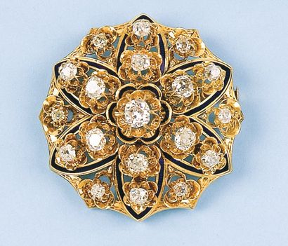 null Broche en or jaune émaillé bleu à décor ajouré ornée de diamants de taille ancienne....