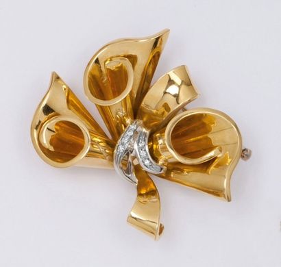 null Broche «Noeud» en or jaune ornée de diamants taillés en brillant. Vers 1950....