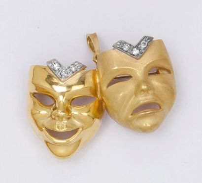 null Broche «Masques» en or jaune mat et poli ornée de diamants taillés en brillant....