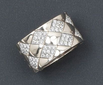 CHANEL Anneau en or gris matelassé orné de pavages de diamants taillés en brillant....