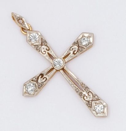 null Pendentif «Croix» en or jaune et platine ajouré orné de diamants taillés en...