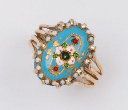 null Bague en or jaune ornée d'un motif émaillé polychrome à décor floral. Vers 1920....