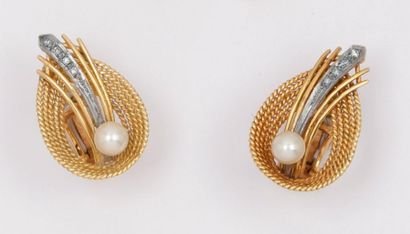 null Paire de boucles d'oreilles «Feuilles» en or jaune ornées chacune d'une perle...