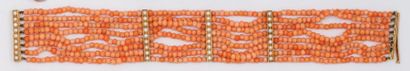  Bracelet de huit rangs de perles de corail orné de quatre barrettes en or ornées...