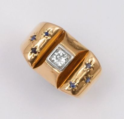 null Bague en or jaune ornée d'un diamant taillé en brillant épaulée de diamants...