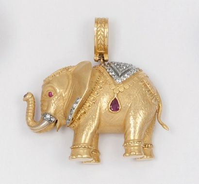 null Pendentif «Éléphant» en or jaune orné de pierres rouges. P. 34,8g.