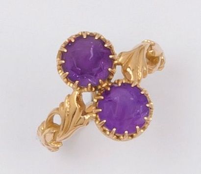 null Bague en or jaune ornée de deux améthystes. Époque Charles X. P. 3,7g.