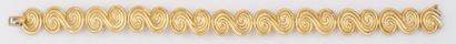 TIFFANY & CO Bracelet articulé en or jaune à décor de motifs «spirale». Signé Tiffany...