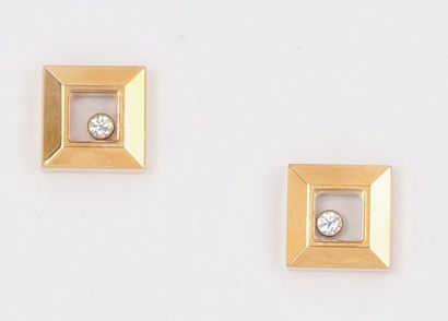 CHOPARD Paire de boutons d'oreilles en or jaune ornés chacun d'un diamant mobile....