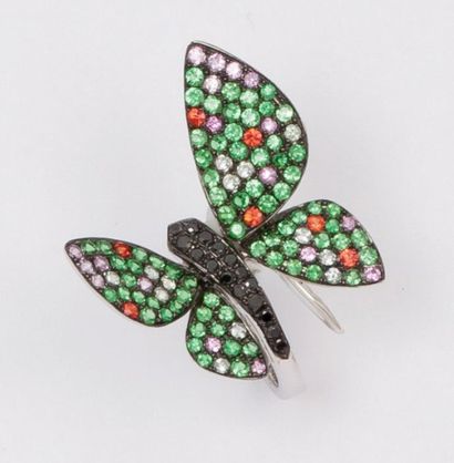 null Bague «Papillon» en or gris ornée de grenats verts, saphirs et diamants noirs....