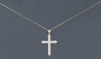 null Chaîne et pendentif «croix» en or gris orné de diamants taillés en brillant....