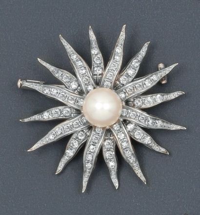 null Broche «Soleil» en or gris entièrement sertie de diamants, ornée en son centre...