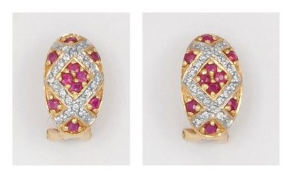 null Parure en or jaune comprenant une bague et une paire de boucles d'oreilles serties...