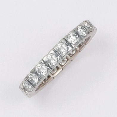 null Alliance en or gris entièrement sertie de diamants taillés en brillant. P. 4...