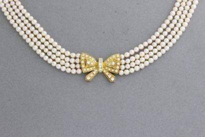 null Collier de quatre rangs de perles de culture orné d'un pendentif «Papillon»...