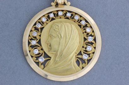 null Médaille de la «Vierge» en or jaune dans un entourage de diamants taillés en...