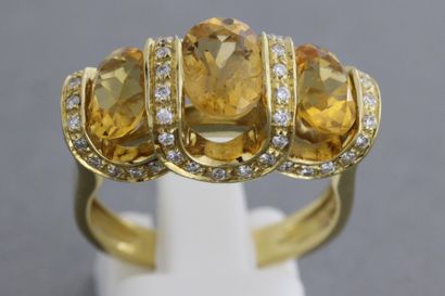 null Bague en or jaune ornée de trois citrines épaulées de lignes de diamants taillés...