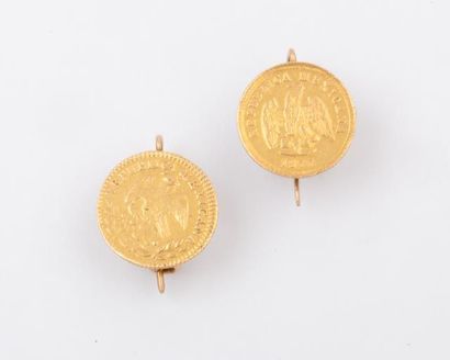 null Paire de boucles d'oreilles en or jaune ornées chacune d'une pièce d'or mexicaine...