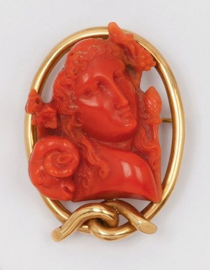 null Broche en or jaune ornée d'un camée sur corail. XIXe siècle. P. 22,8g.