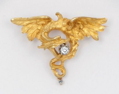  Broche pendentif «Chimère» en or jaune ornée de deux diamants taillés en brillant....