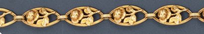 null Bracelet articulé en or jaune à motifs floraux. Vers 1900. Longueur: 16cm. P....