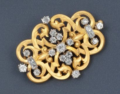 null Broche en or jaune à décor ajouré de fleurs de lys sertie de diamants taillés...