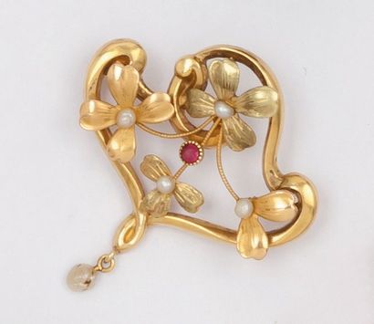 null Broche «Feuillage» en or jaune ornée de perles et d'une pierre rouge. Vers 1900....