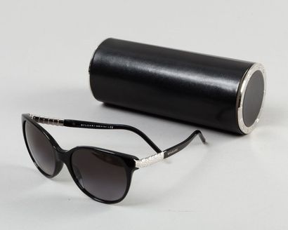 CHANEL, BULGARI Lot composé d'une paire de lunettes de soleil en composite noir,...