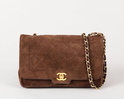 CHANEL Sac "Mademoiselle" 25cm en daim matelassé marron, fermoir siglé en métal doré...