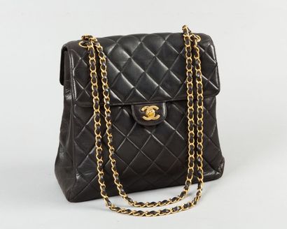 CHANEL Sac double face 27 cm en cuir agneau matelassé noir, fermoir siglé en métal...