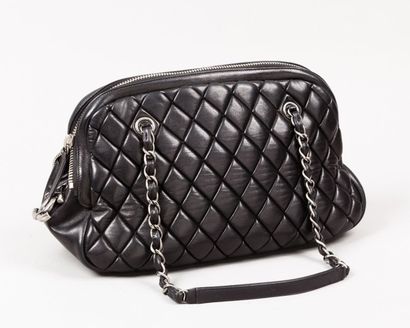 CHANEL Sac bowling 34 cm en cuir matelassé noir, double fermeture éclair, double...