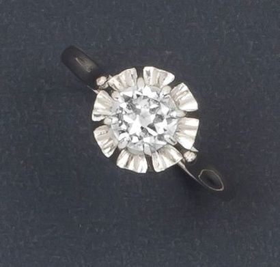 null Bague solitaire en or gris ornée d'un diamant taillé en brillant. Poids du diamant:...