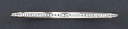 CARTIER Bracelet rigide en or gris entièrement serti de diamants taillés en brillant....