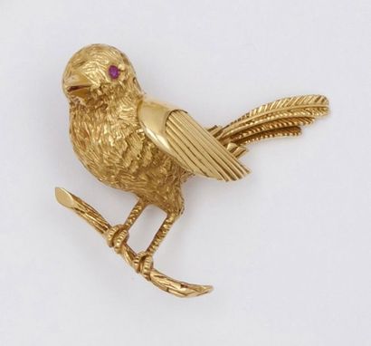 Broche «Oiseau» en or jaune ciselé et guilloché,...