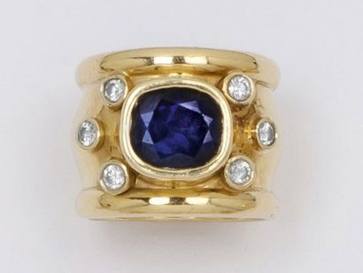 null Bague «Tonneau» en or jaune ornée d'un saphir coussin bordé de diamants taillés...