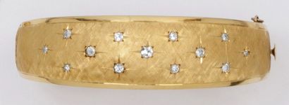 null Bracelet jonc rigide ouvrant en or jaune 14k guilloché, serti de diamants taillés...
