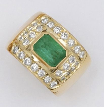 null Bague en or jaune ornée d'une émeraude rectangulaire dans un entourage de diamants...