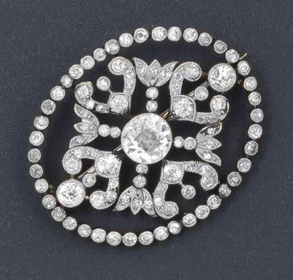 null Broche ovale en or gris ajouré et ciselé de motifs floraux ornée de diamants...