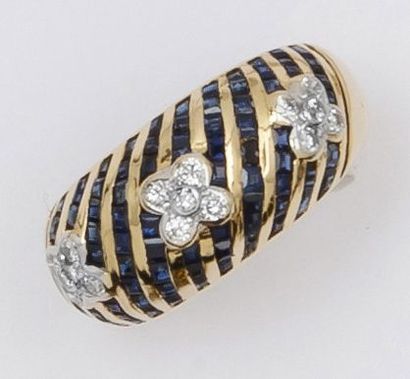 null Bague en or gris ornée de trois motifs «Fleur» sertis de diamants taillés en...