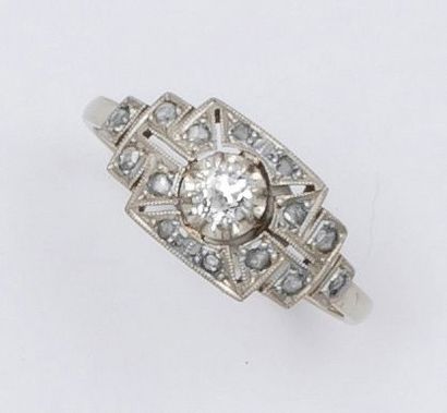 null Bague en platine et or gris à motifs géométriques ajourés ornée d'un diamant...