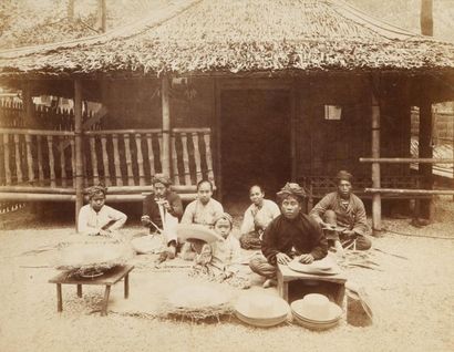 null [ANNAM]. Case et groupe d'Annamites tissant des chapeaux en paille de riz. Photographie...