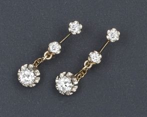 null Paire de pendants d'oreilles en or gris ornés chacun de trois diamants taillés...
