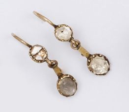 null Paire de pendants d'oreilles en or jaune ornés chacun de deux diamants taillés...