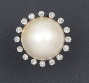 null Bague en or gris ornée d'une perle Mabé dans un entourage de diamants taillés...