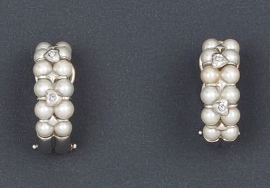 null Paire de boucles d'oreilles en or gris ornées de perles de culture et diamants...